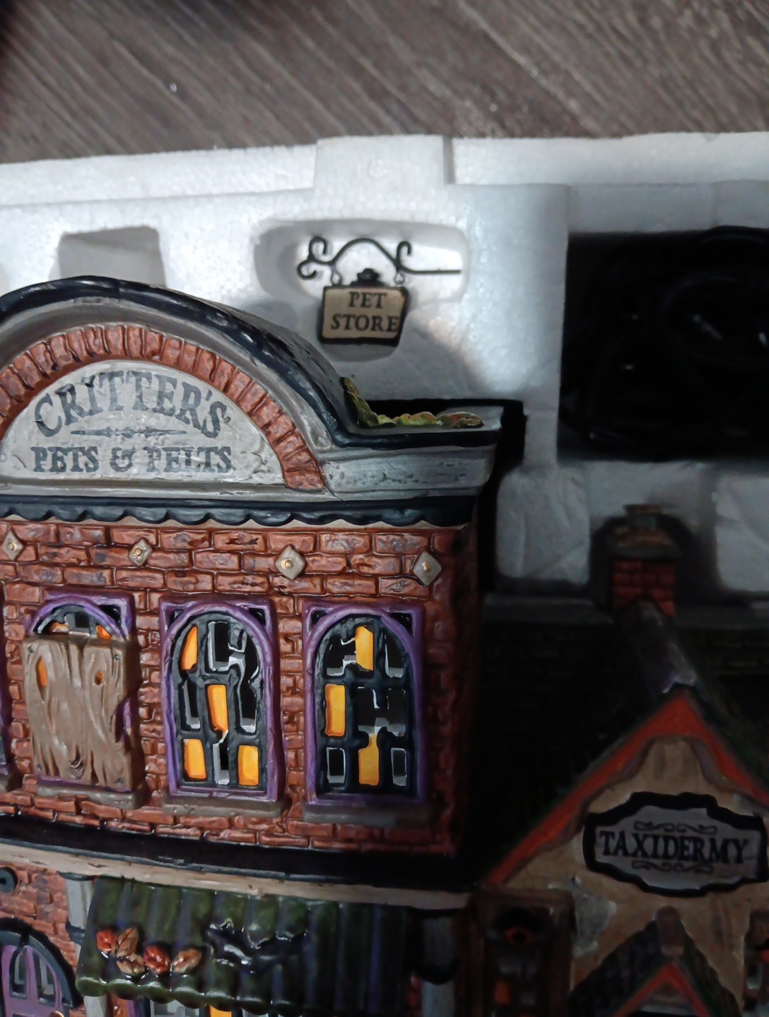 2010 Dept 56 Critter’s Pets & Pelts WORKS #808986 Halloween Village