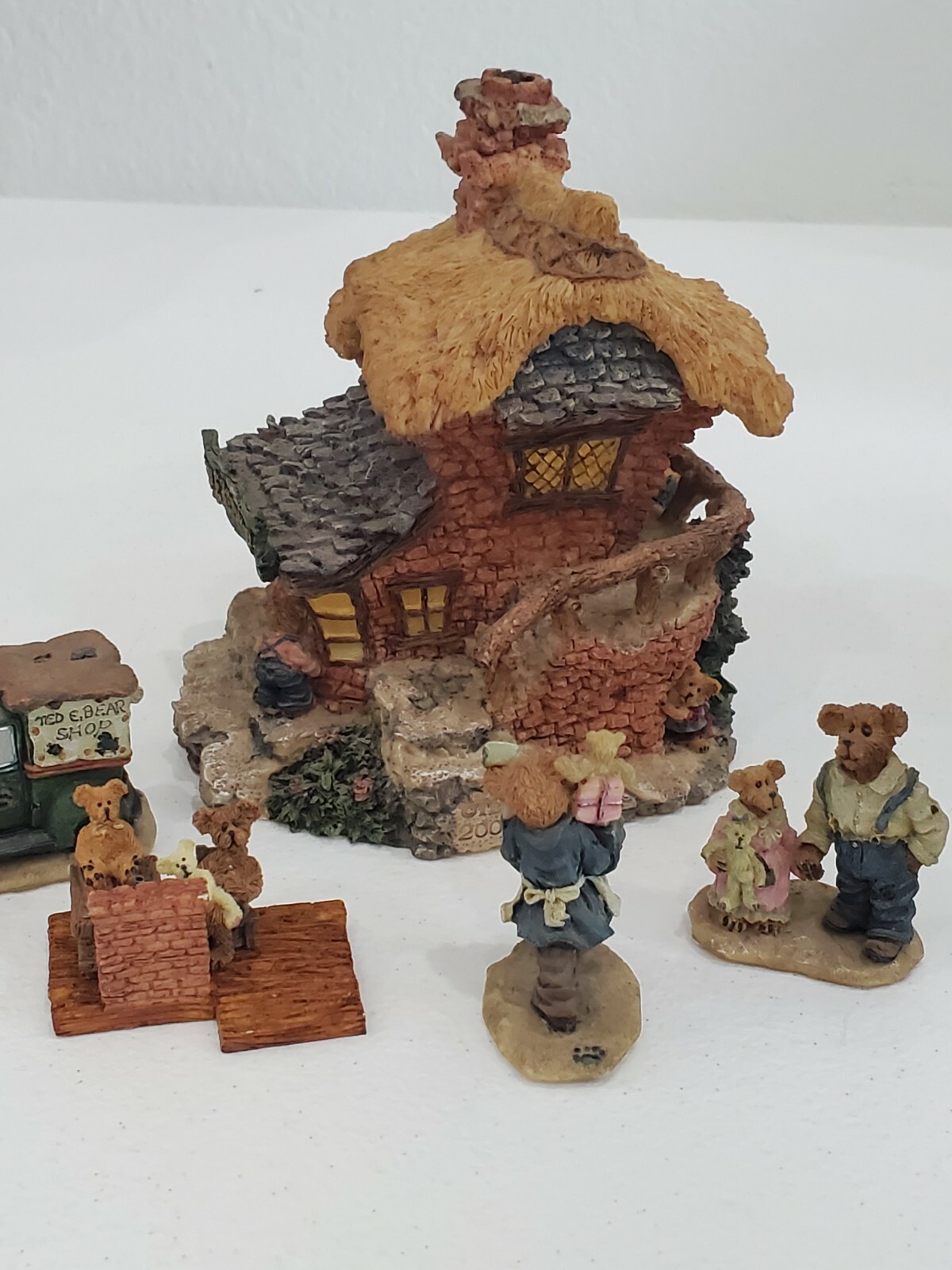 Boyds Bearly – Built Villages: Boyds Town Ted E. Bear Shop 19001 (2000)