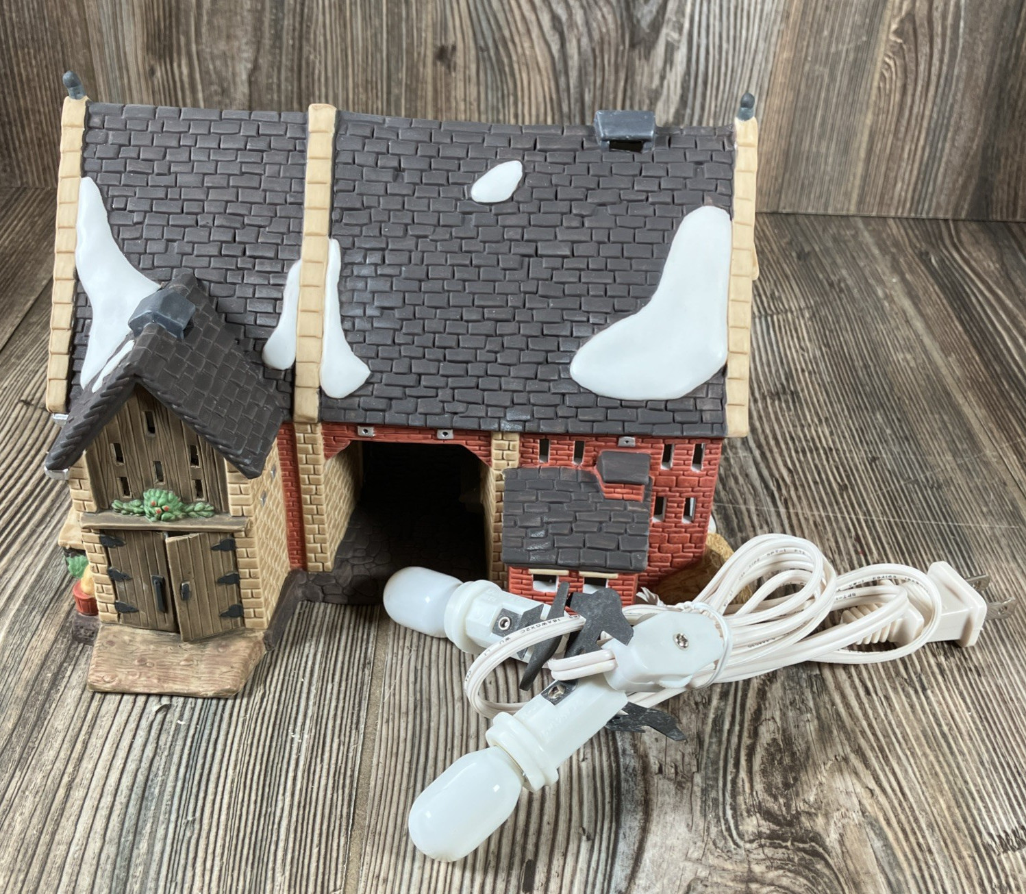 Dept 56 Dickens Village Butter Tub Barn Figurine 1996 Double Light, Box #58338