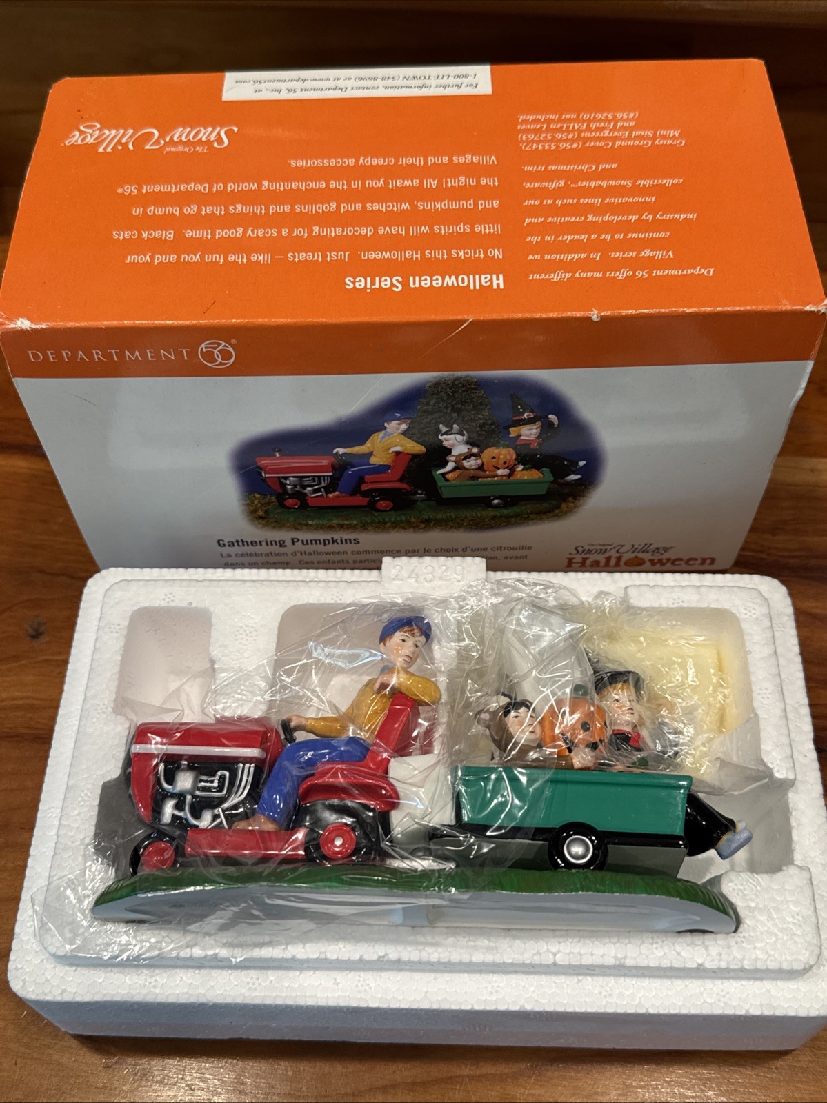 GATHERING PUMPKINS Department 56 Snow Village Halloween 55200