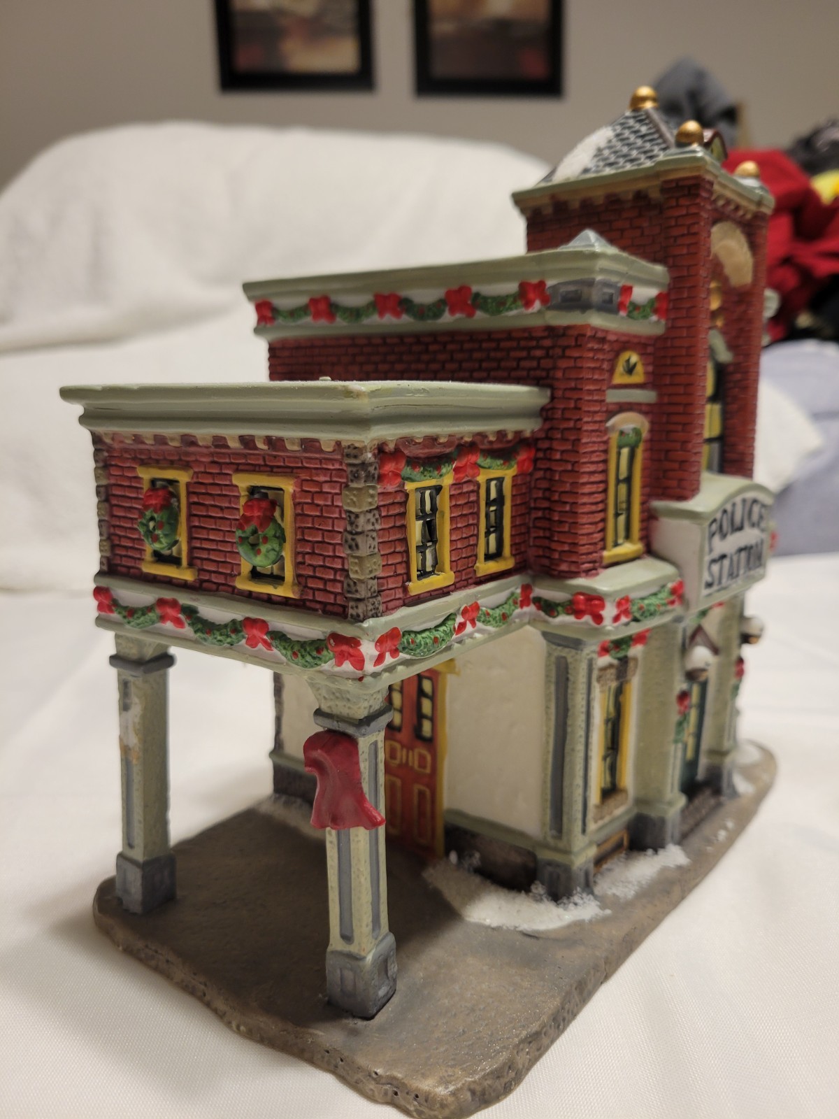 2003 St Nicolas Square Christmas Village Christmas Station Lighted Building