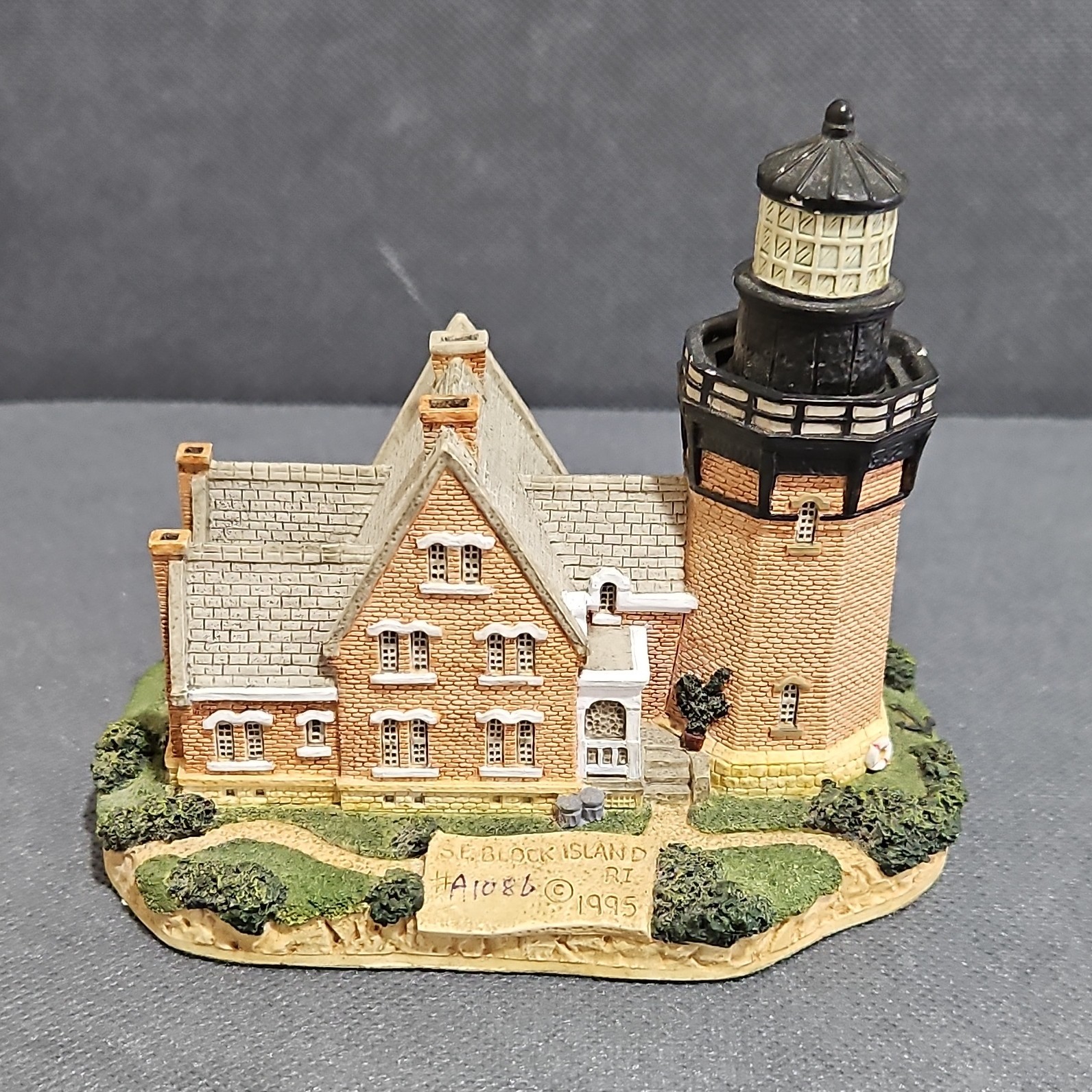Harbour Lights Southeast Block Rhode Island Lighthouse 1995 Handcrafted Miniatu…