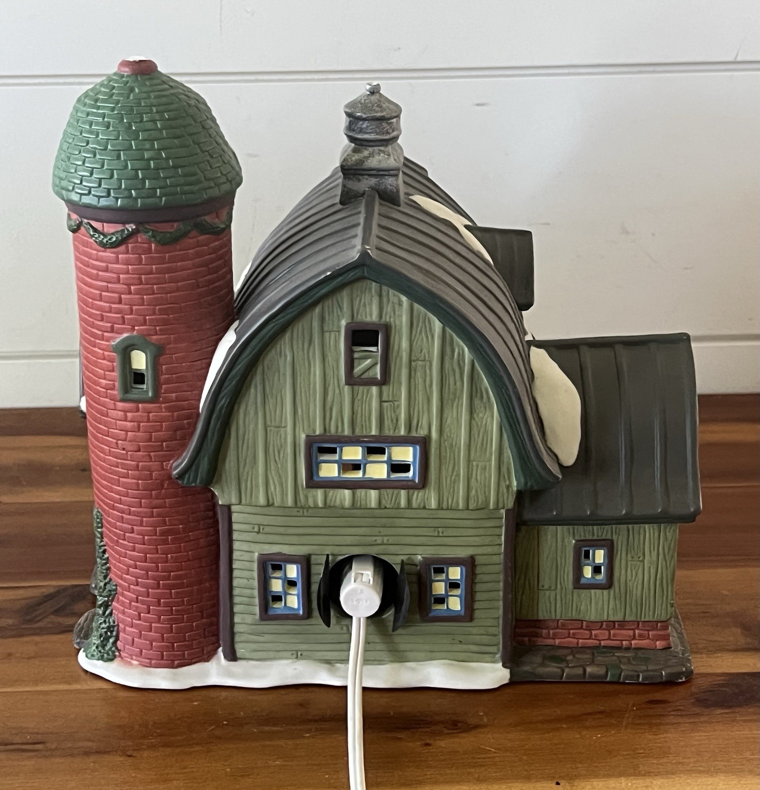 Heartland Valley Village 2000 O’Well Lighted Red Barn Silo Limited Edition RARE
