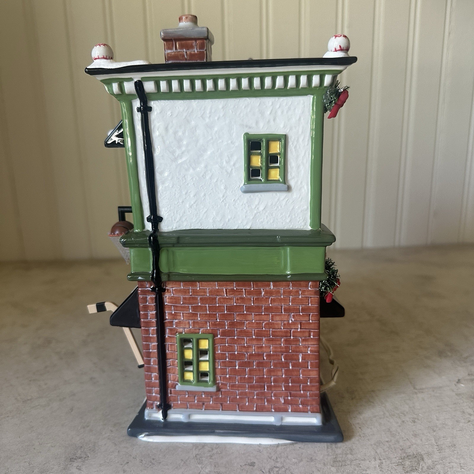 Dept 56 Snow Village Big League Sports Store #55604 READ 2006 Christmas W Light
