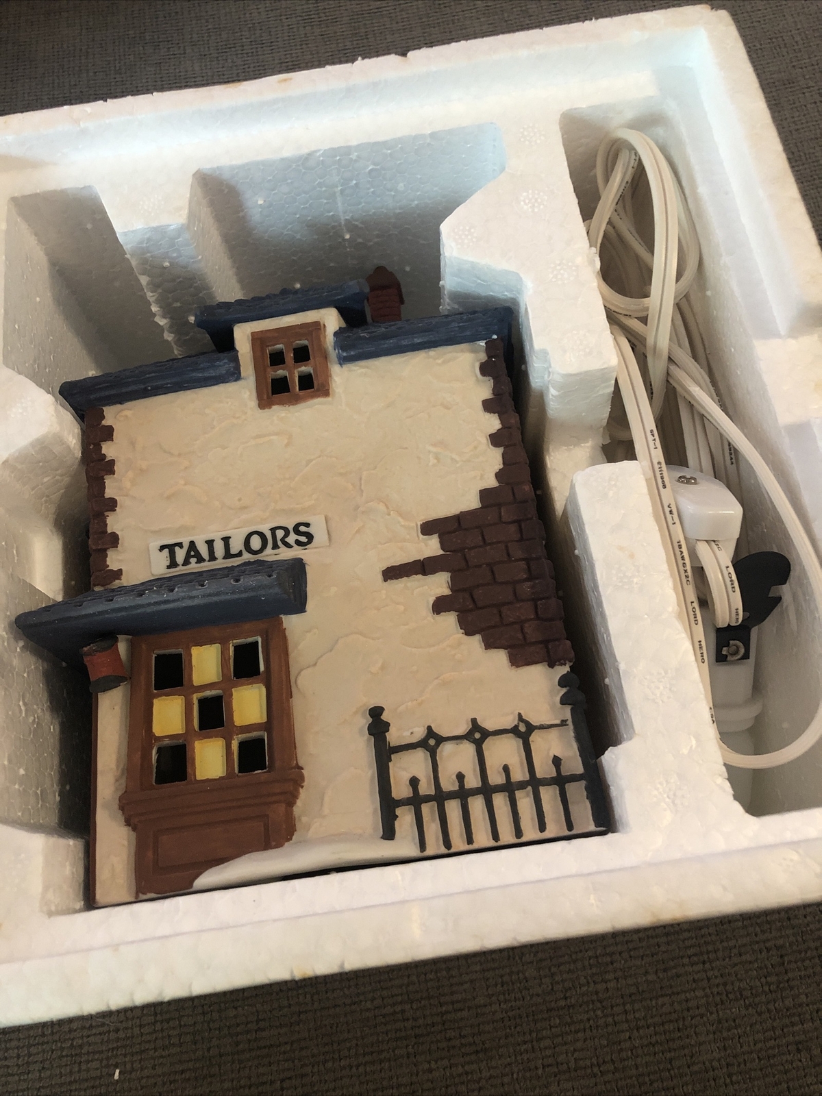 🔥Dept 56 “Walpole Tailors” Dickens Village Series #5926-9 Retired Hand painted
