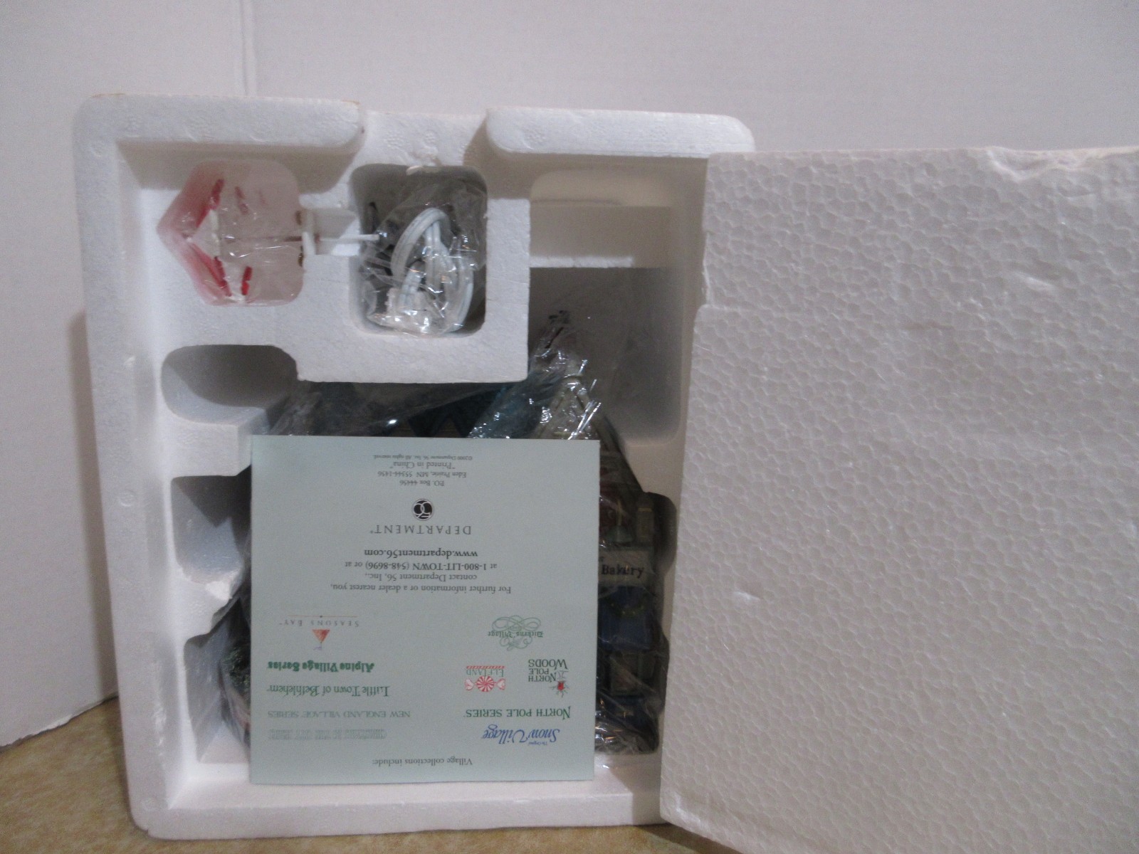 Dept. 56 Christmas In The City 2001 Baker Bros. Bagel Bakery #56.58920 Mint
