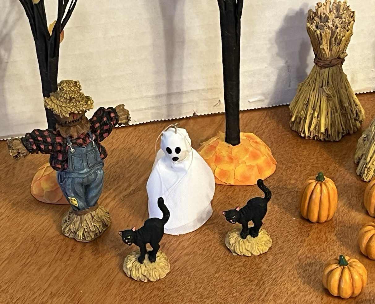 Dept 56 Halloween Village 22 Piece Set Complete Ghost Trees Black Cats Pumpkins