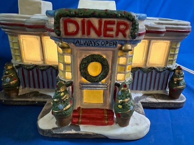 Retro Ville SANTA’S WORKBENCH Pop’s Diner LIGHT Christmas VILLAGE Figurine HOUSE