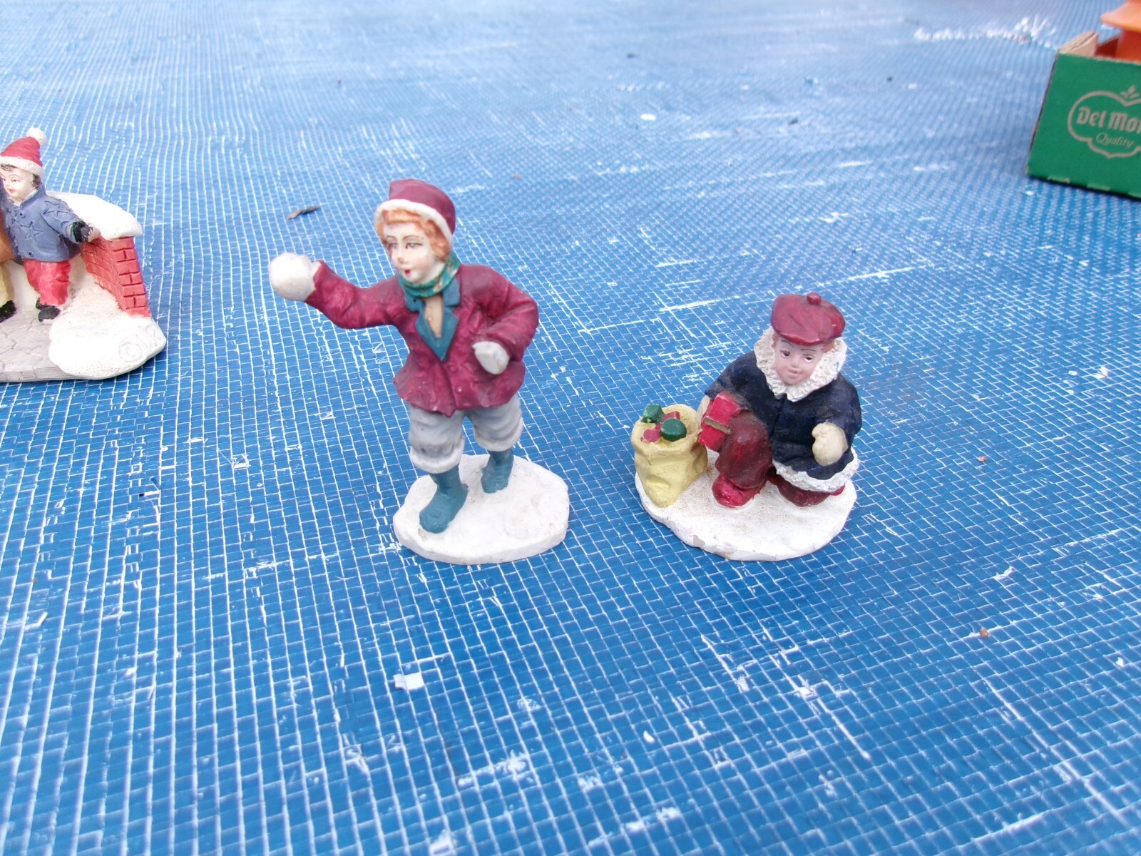 E: Christmas Village Resin/Ceramic 12 Pcs., Unbranded, 1 7/8″ to 3″ tall