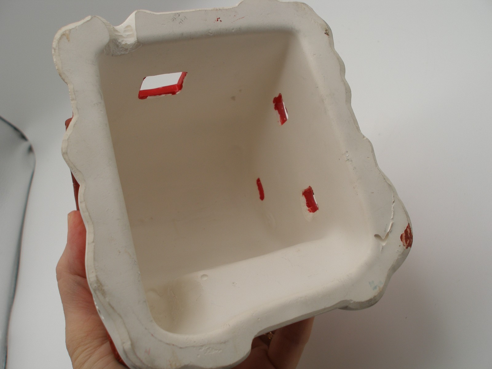 Painted Vtg Accent unlimited Crafts Christmas Village Barn – has chips, L3