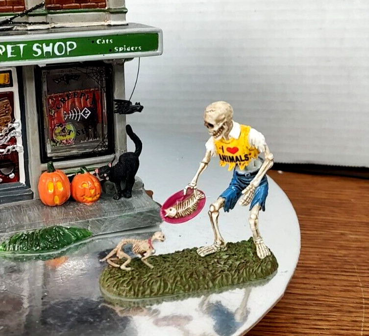 Dept 56 Halloween 2004 2088569 Time to Celebrate Creepys Pet Shop Rare Video NIB