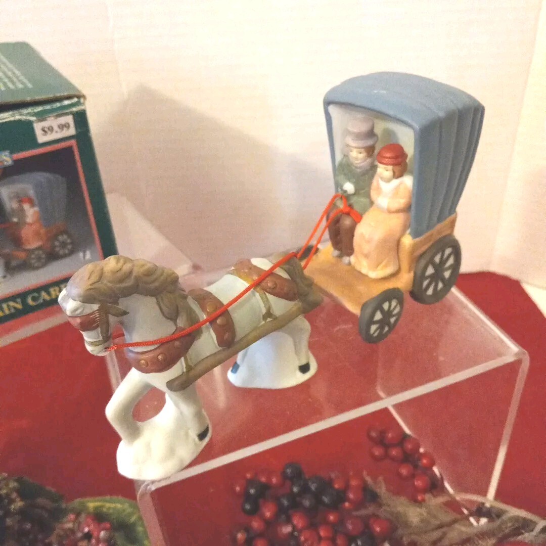 Vintage Venture Memories Collections Porcelain Horse Drawn Carriage W Couple Box