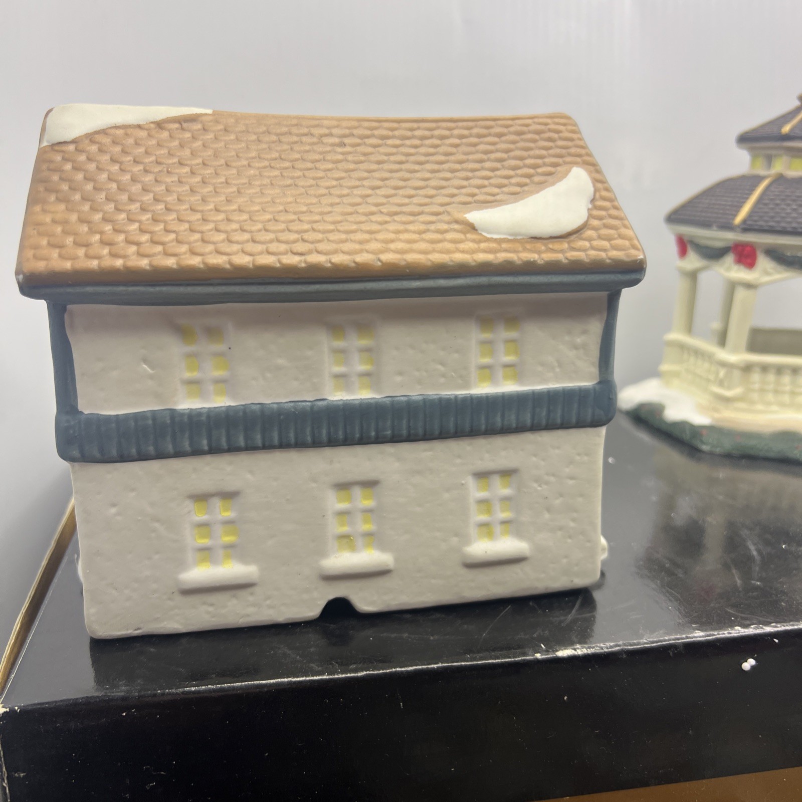 VTG 1991 OMI Christmas Village Piece “Antiques” Lighted NO ORIGINAL BOX