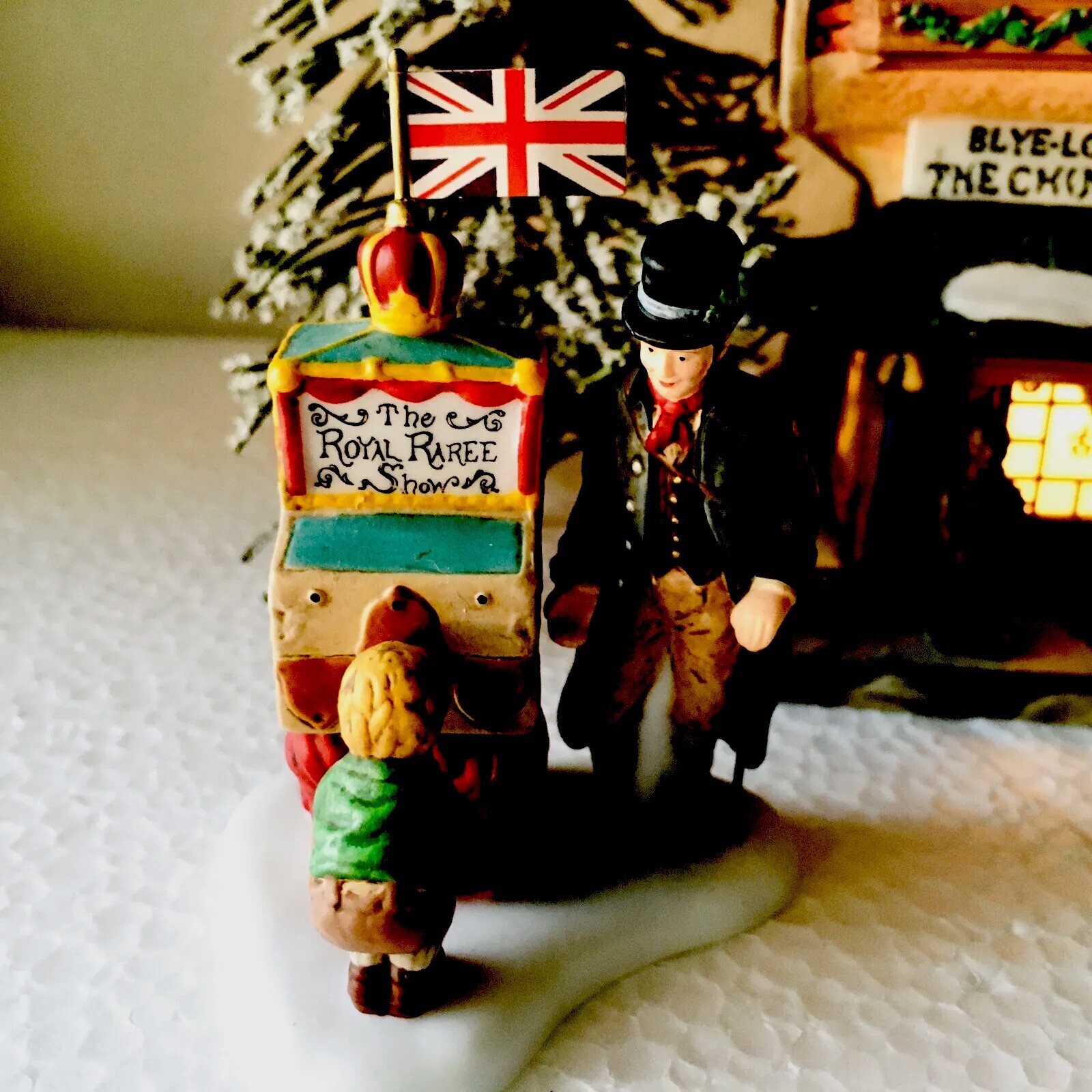 Dept 56 THE CHINA TRADER Dickens Christmas Village Building w/ Halfpenny Showman