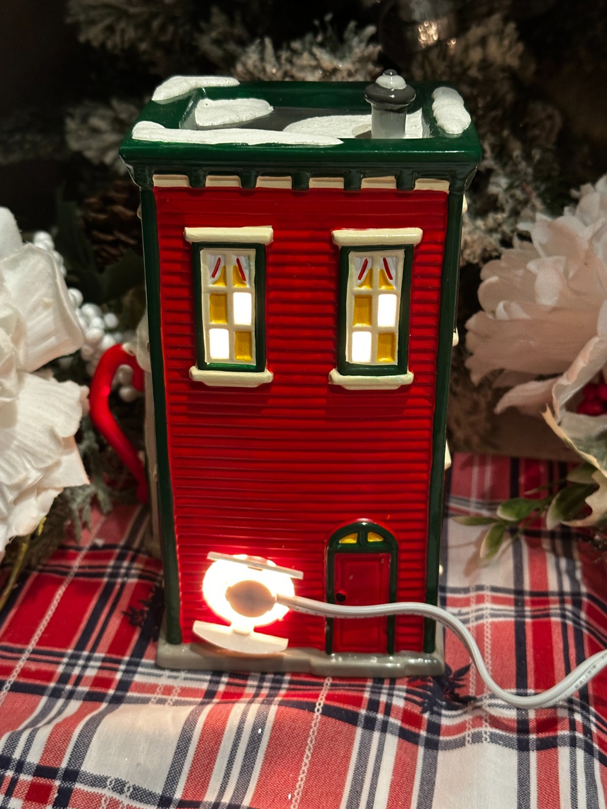 Dept 56 Kringle’s toy Shop & Nikki’s Cocoa Shop Snow Village Series Lot of 2