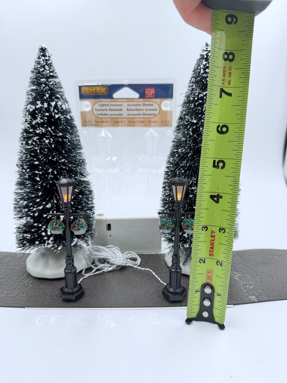 Lemax Old English Lamp Post #74231 Flower Baskets Details Christmas Village #3