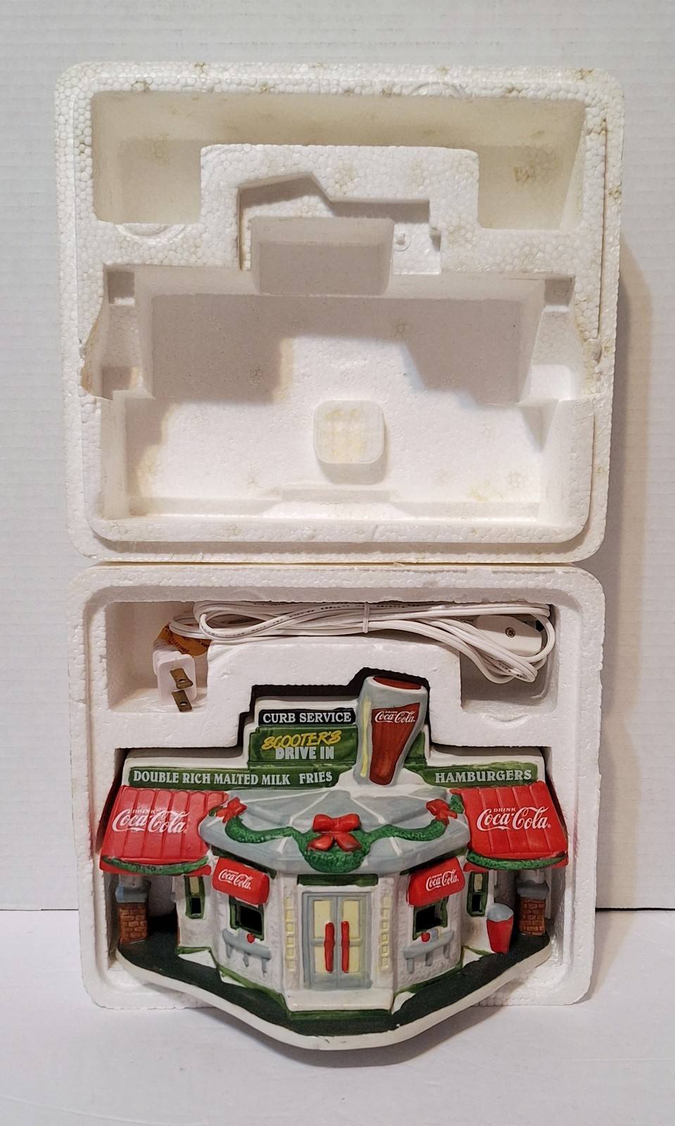 COCA-COLA SCOOTER’S DRIVE IN Lighted 50’s Diner Town Square Collection 1996 LNIB