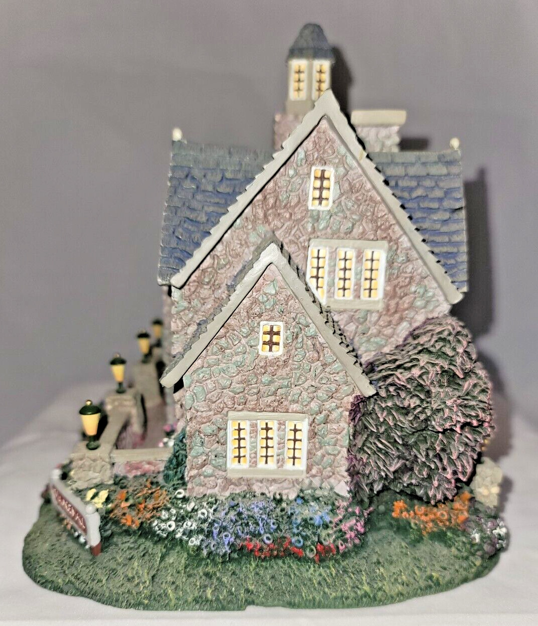 Vintage Thomas Kinkade Hawthorne Village Lamplight Village “Village Hall” 2001