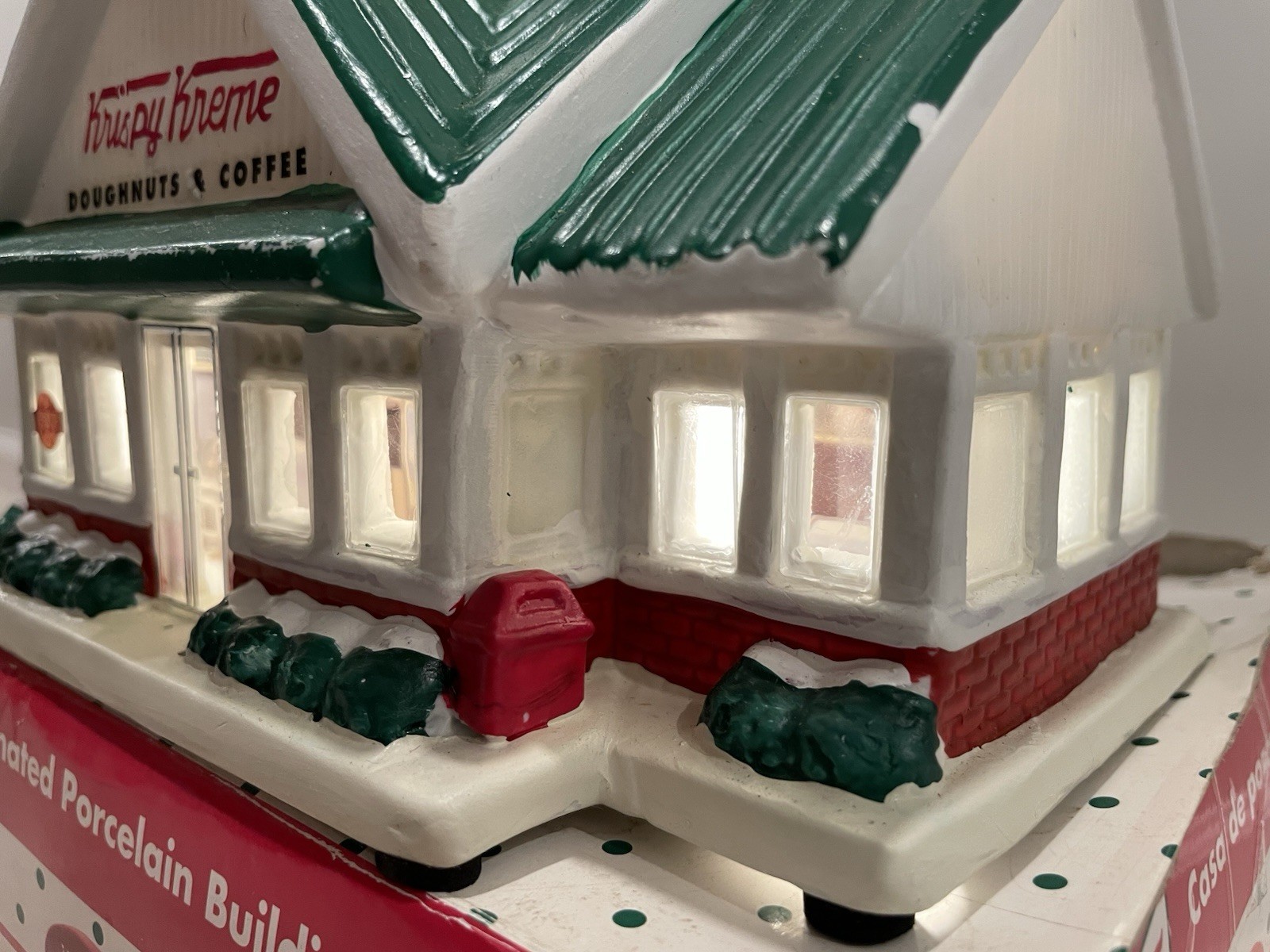 Santa’s Best Kristy Kreme Donut Shop Lighted Porcelain House with Box