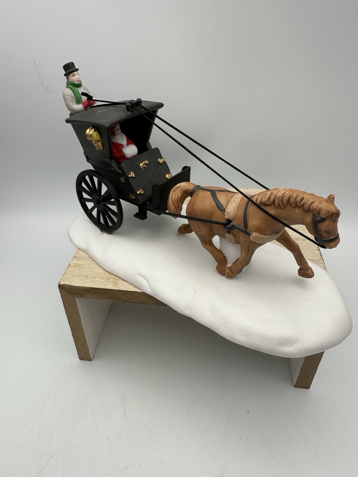 Dept 56 Heritage Village Horse Drawn Carriage Dickens Village 1989 Porcelain