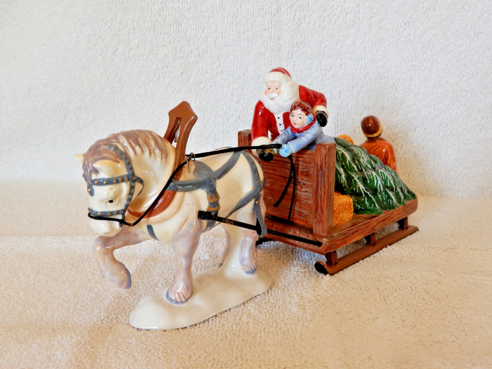 Department 56 Santa Claus On Horse-Drawn Sleigh Figurine w/Tree and Children