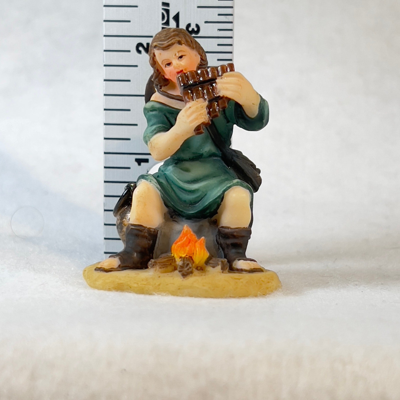 Grandeur Noel 2001 Bethlehem Village Man w/ Campfire O’Well Porcelain Resin