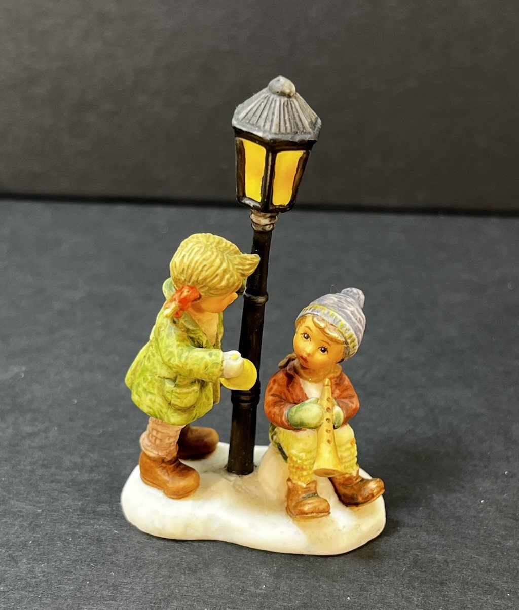 2004 Hawthorne Village Making Spirits Bright Berta Hummel Miniature Figurine