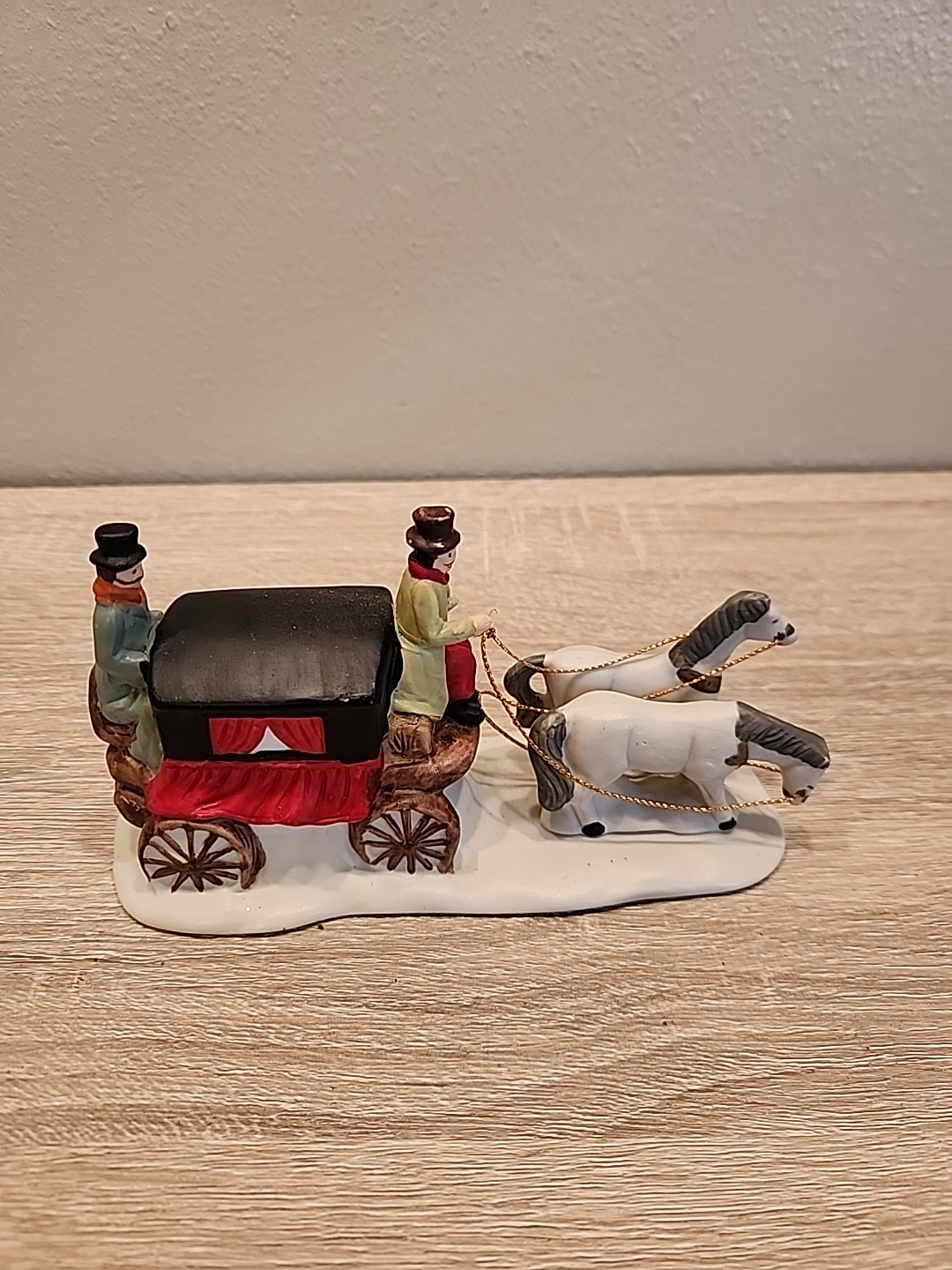 1991 CHRISTMAS COLLECTABLE VTG. Horse & Carriage Hand Painted Porcelain Figure