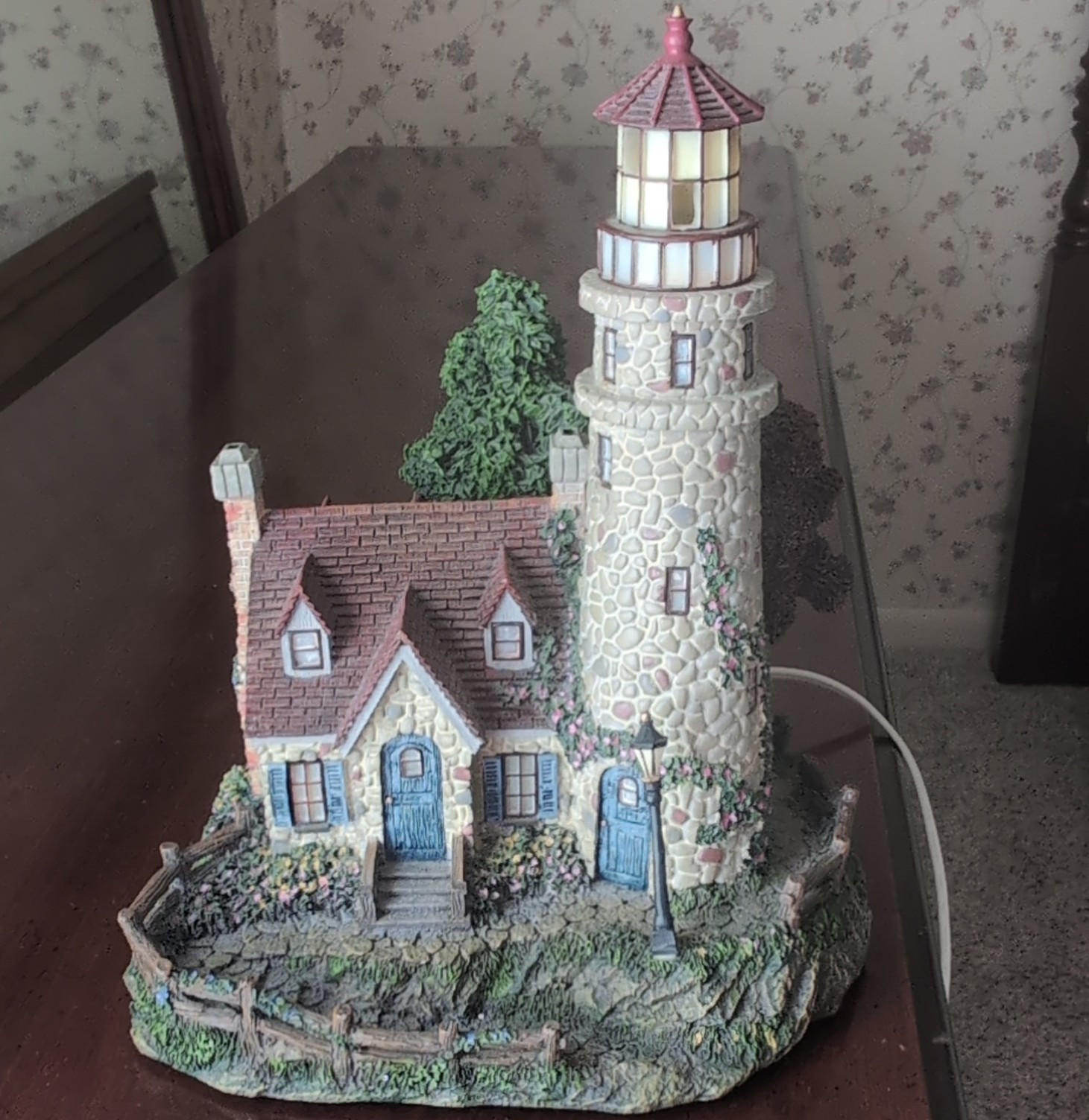 Hawthorne Village Thomas Kinkade Illuminated Guiding Point Lighthouse 2000