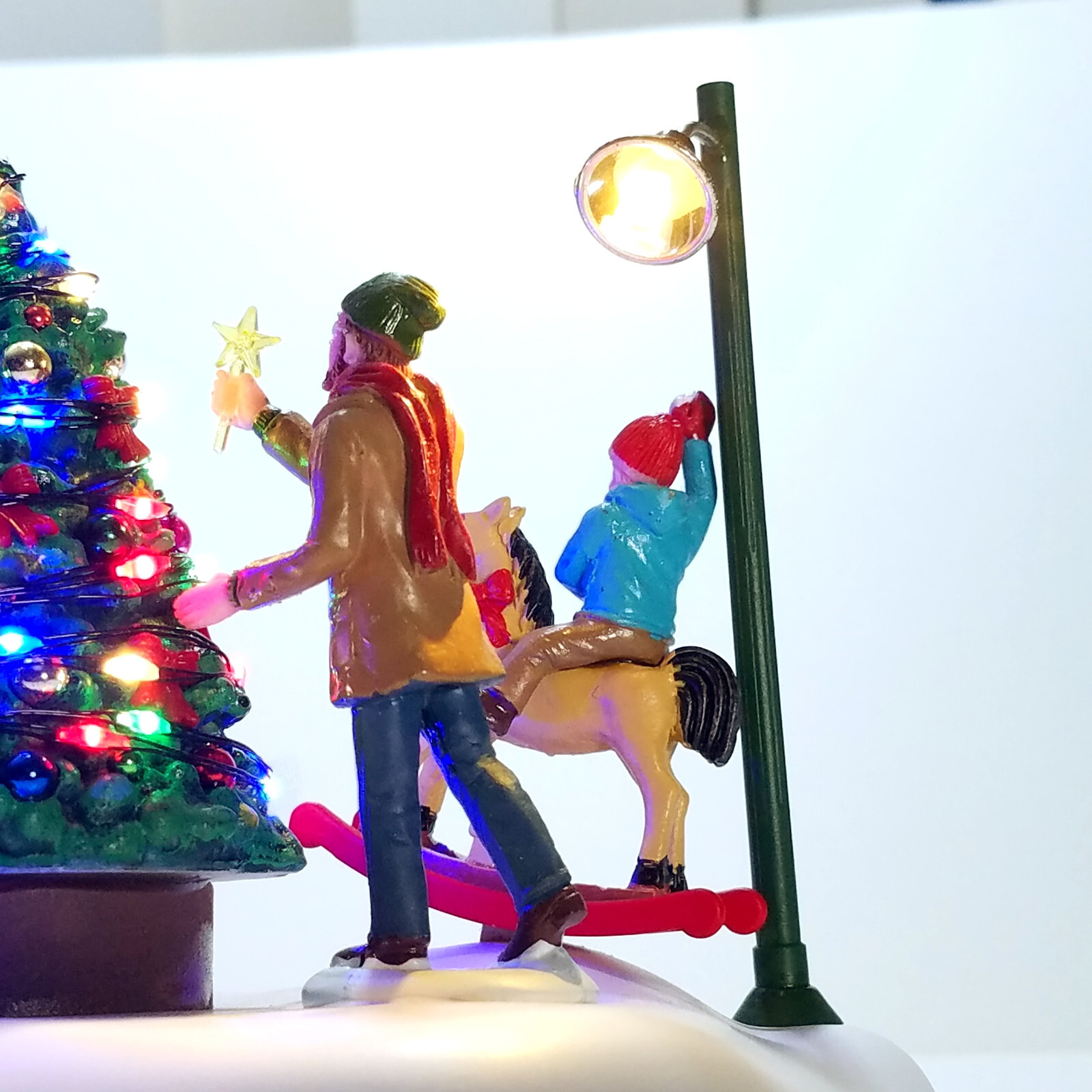 Lemax Rockin’ Around The Christmas Tree Caddington Village 44321 U2 Happy Family