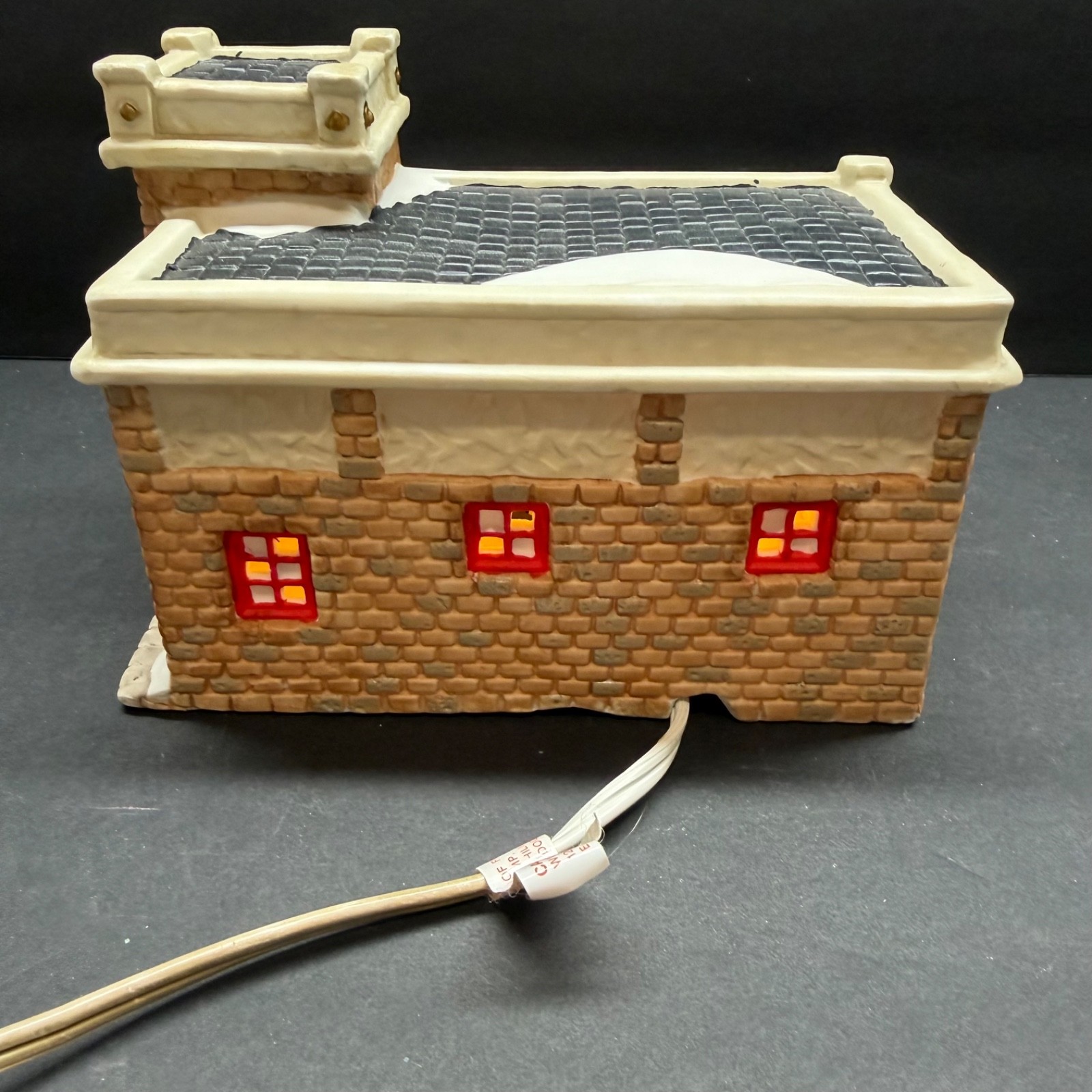 A Wonderful Holiday Bedford Falls Garage Illuminated Porcelain Village 1995 READ