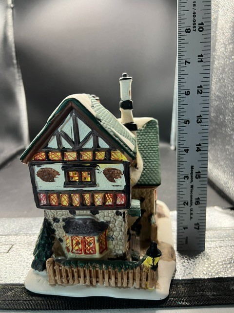 Cafe Hamlet Christmas Streets 2004 Collection 7.5″ Village House w/ Box VGC