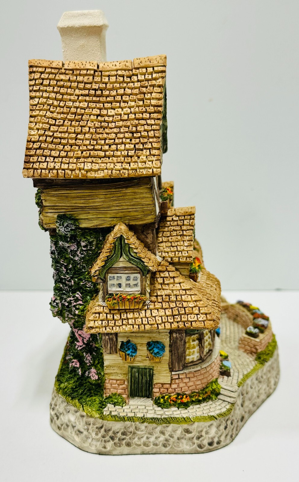 Vintage 1994 THE FLOWER SHOP by David Winter Hand Made Ornate Village Figurine