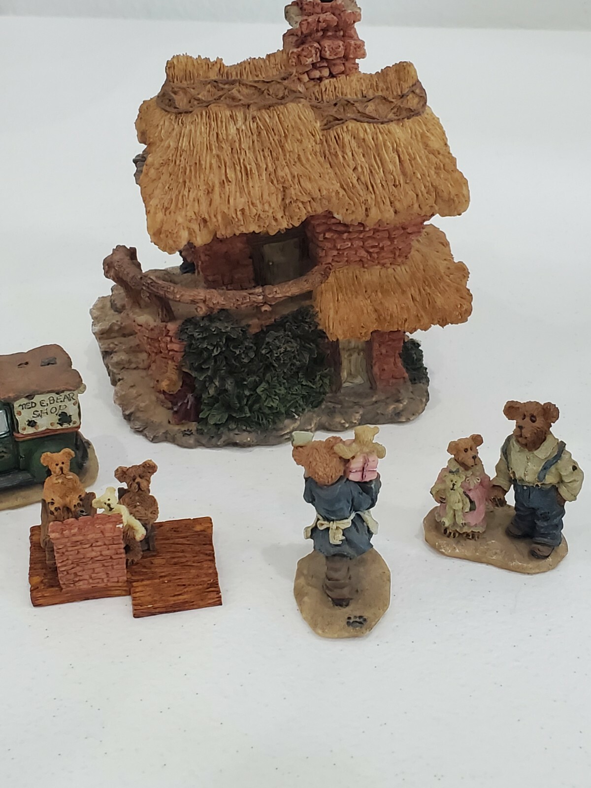 Boyds Bearly – Built Villages: Boyds Town Ted E. Bear Shop 19001 (2000)
