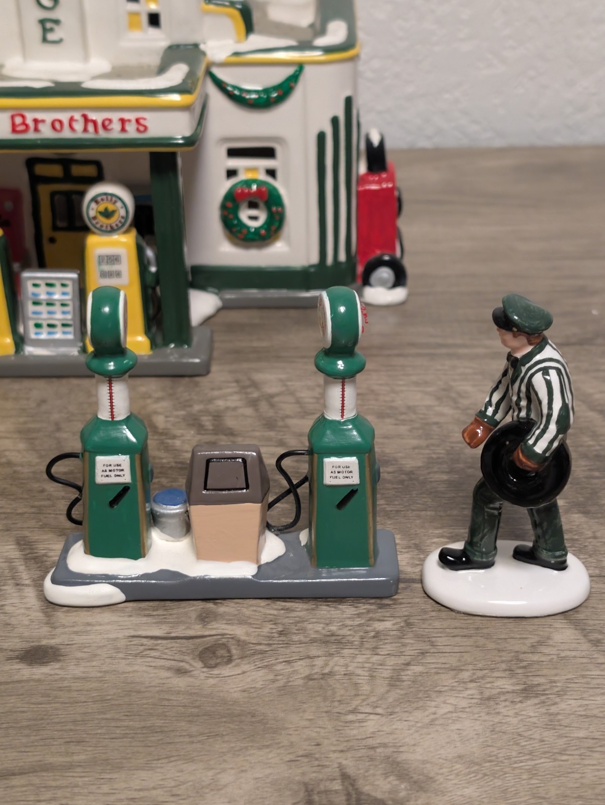Dept 56 Snow Village Holly Brothers Garage #54854 Lighted + Figures Cars Lot