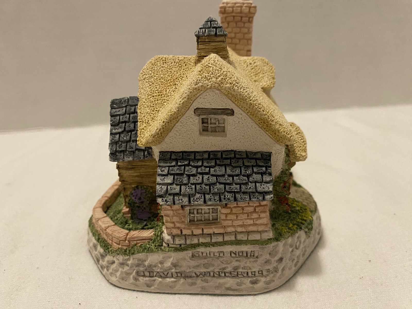 David Winter Buttercup Cottage Hand Painted Ceramic Miniature House 1995