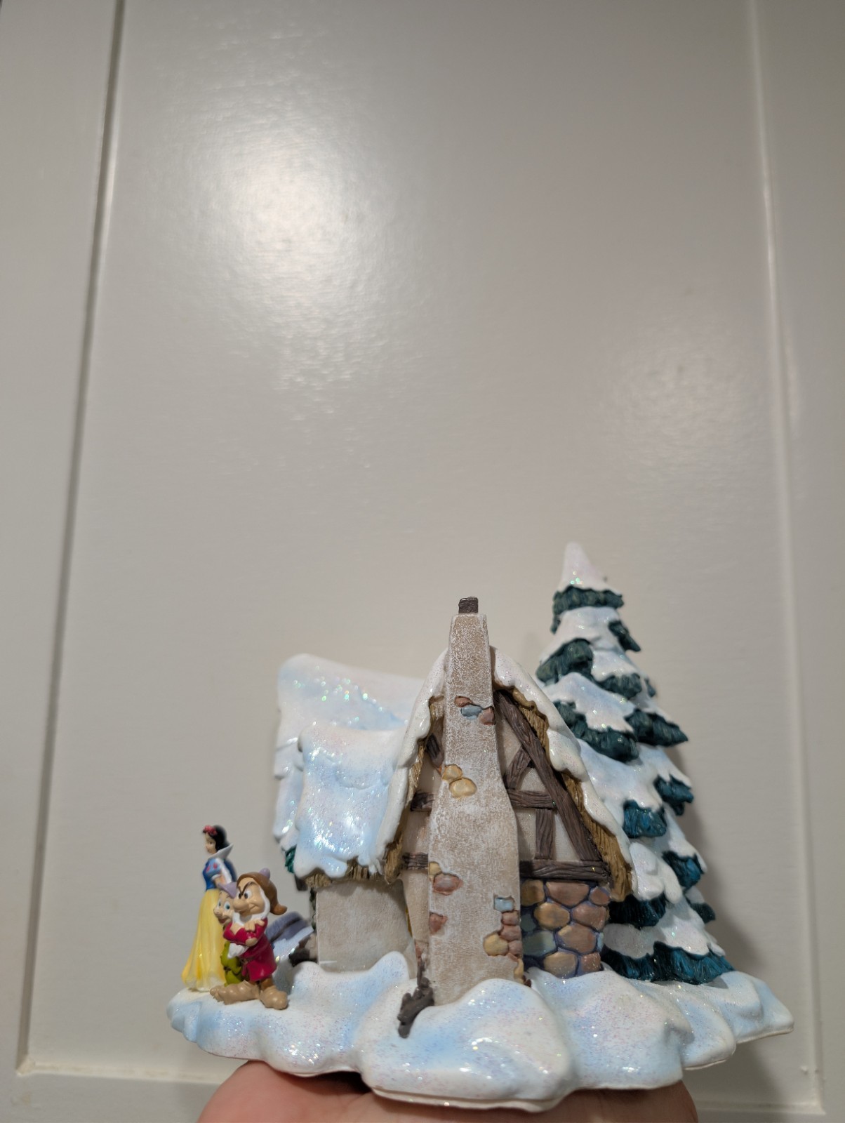 Vintage Disney Snow White & Dwarfs Christmas Village House Resin Figurine Boxed