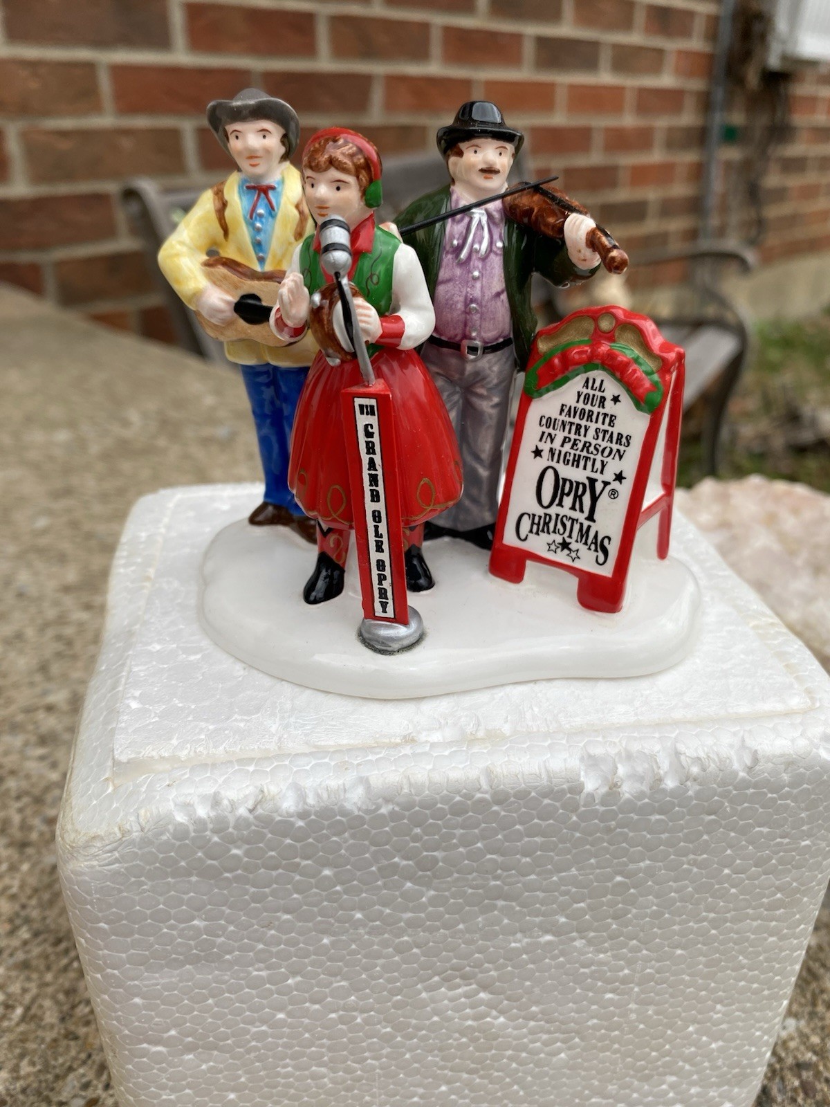 DEPT 56 GRAND OLE OPRY CAROLERS SNOW VILLAGE CHRISTMAS