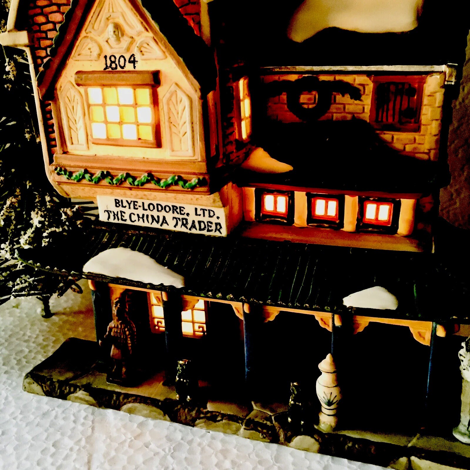 Dept 56 THE CHINA TRADER Dickens Christmas Village Building w/ Halfpenny Showman