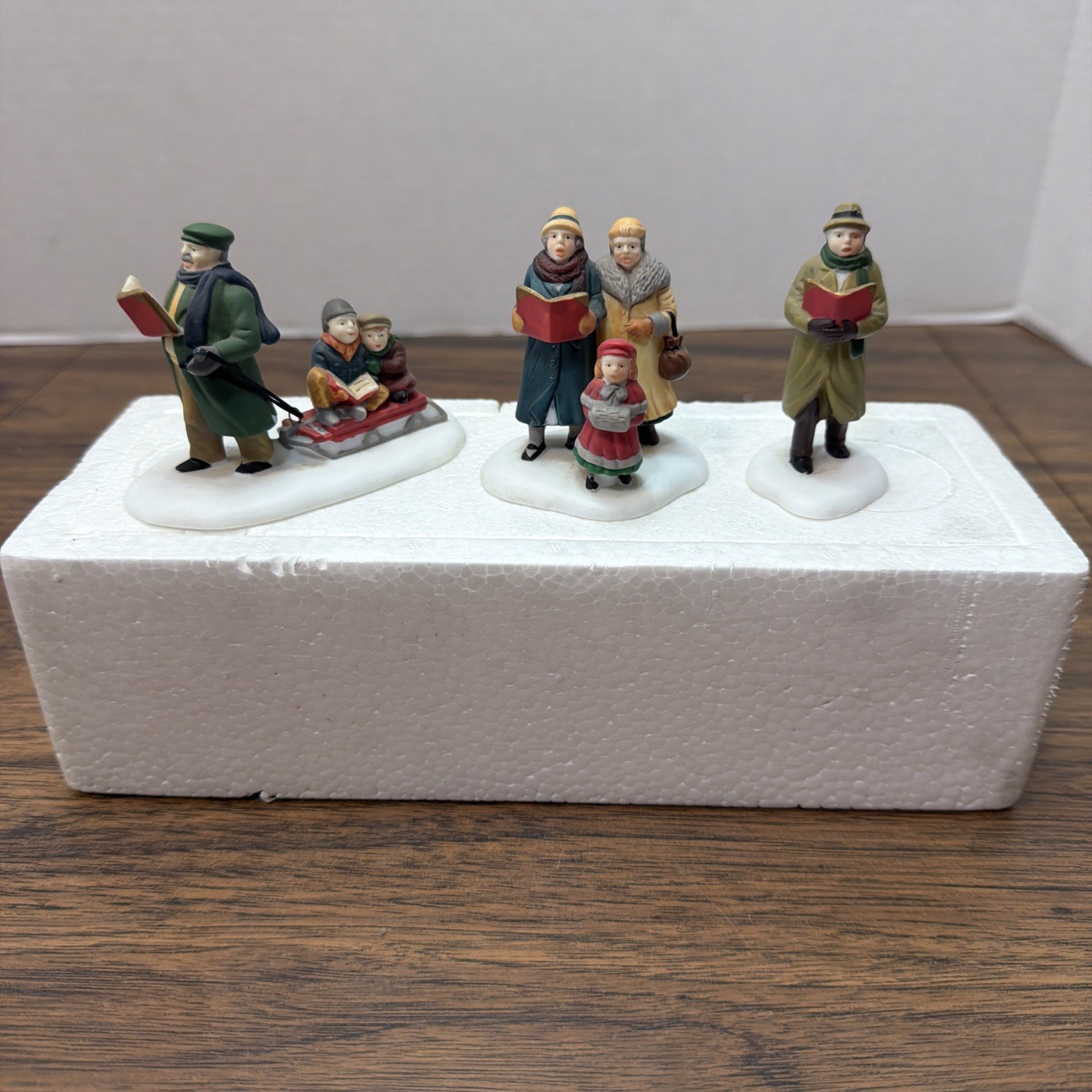 Dept 56 Heritage Village Collection Caroling Through the City 3pc Figure Set