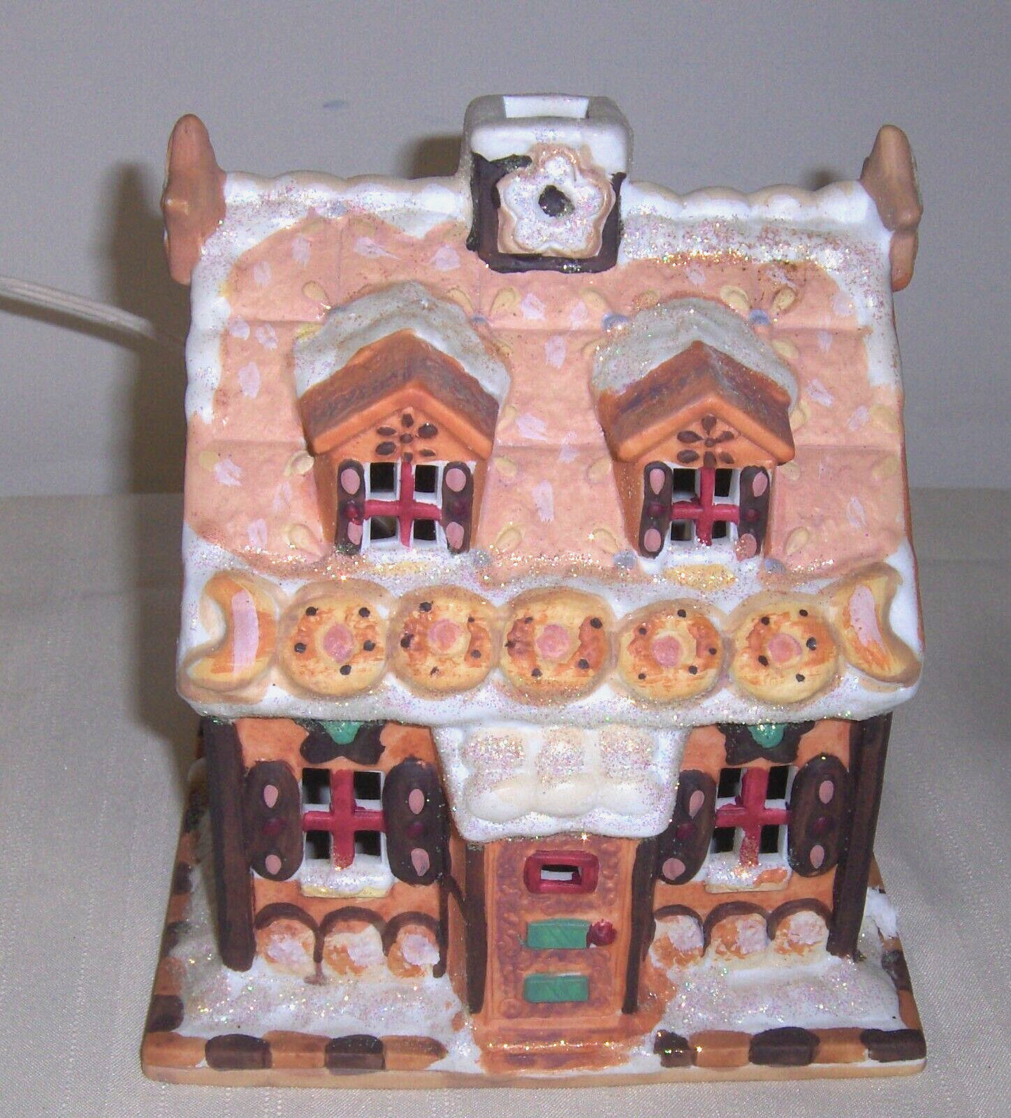 LIGHT UP CERAMIC GINGERBREAD HOUSE 7 1/4″ SQUARE EXCELLENT COND. NO BOX