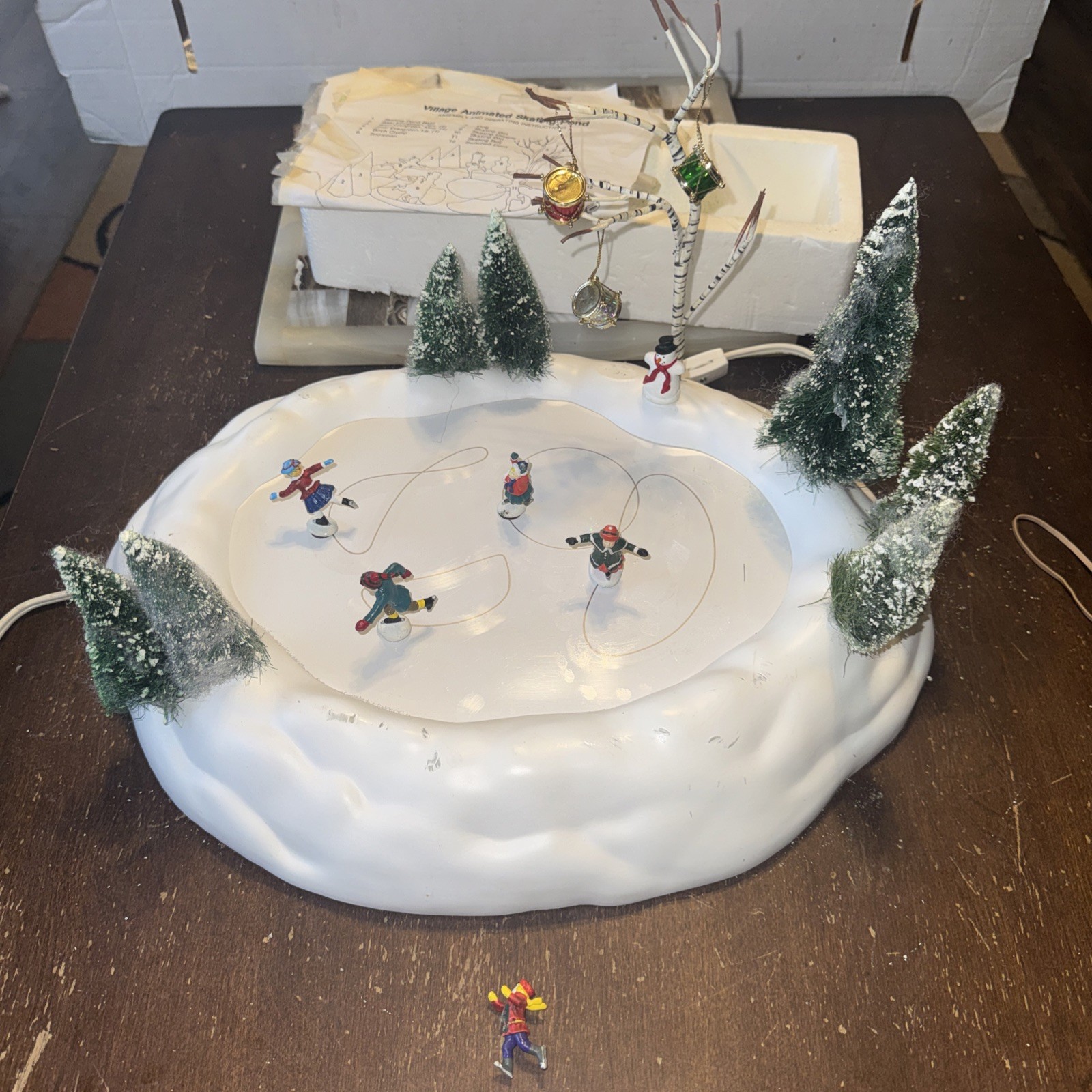 DEPT 56 VILLAGE ANIMATED SKATING POND READ Description
