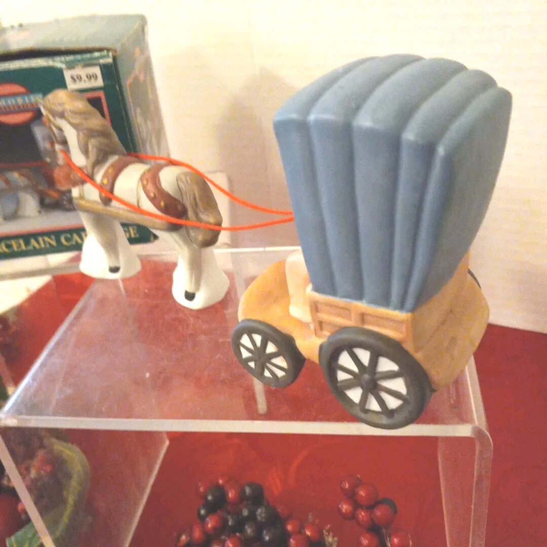 Vintage Venture Memories Collections Porcelain Horse Drawn Carriage W Couple Box