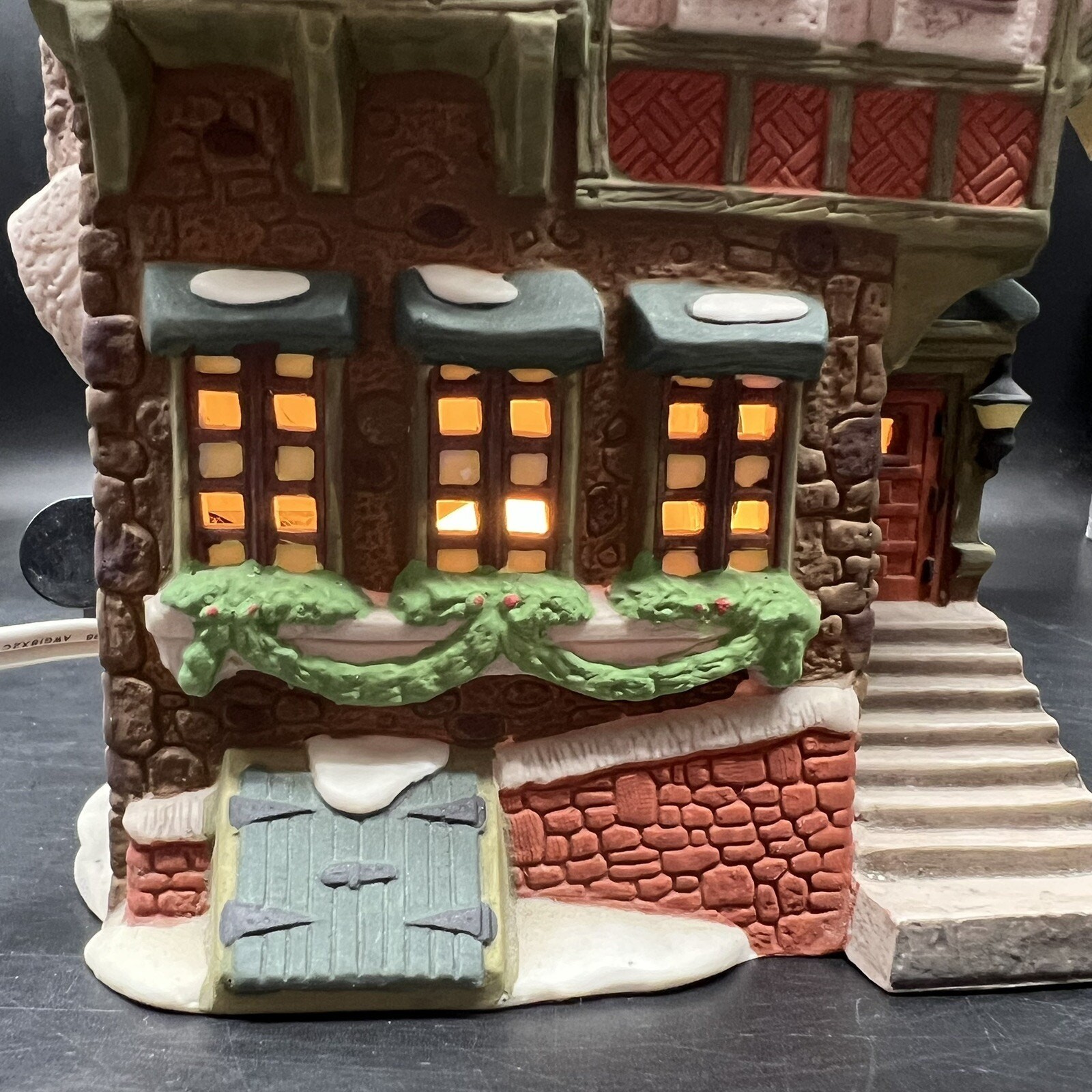 Dept 56 Heritage Village Collection The Pied Bull Inn w/ Box Light & Literature