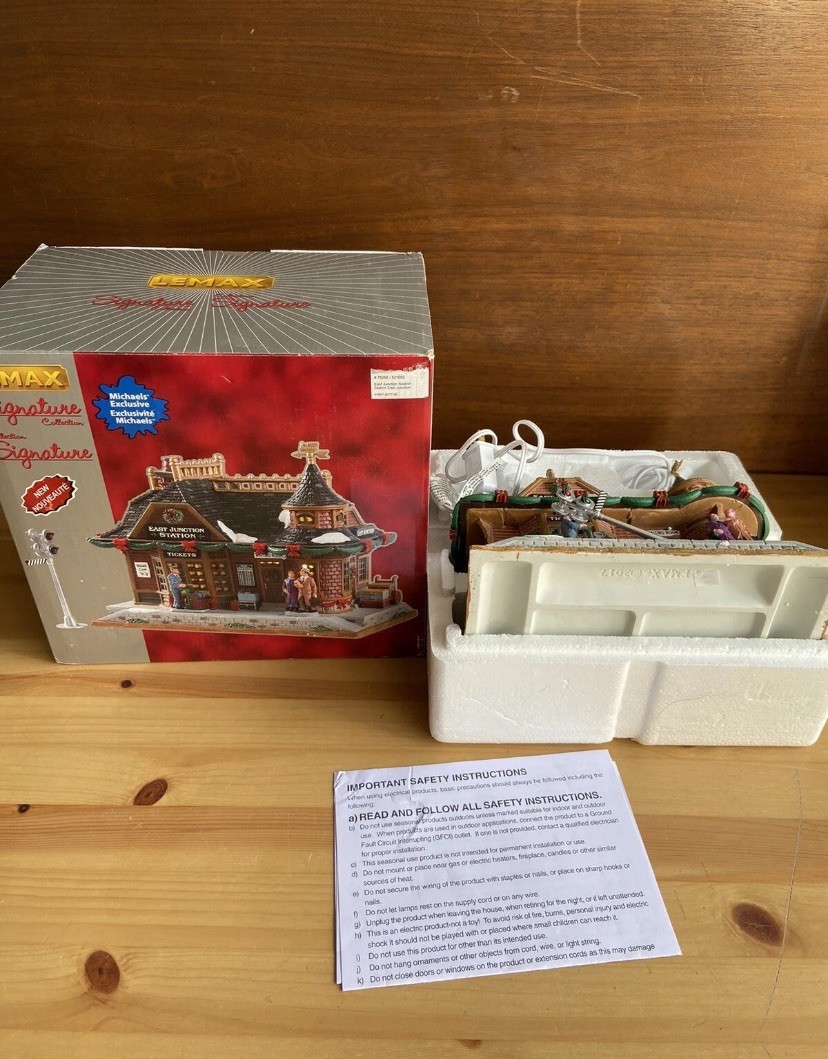 Lemax Christmas Village East Junction Train Station Lighted #75256 2017 Retired