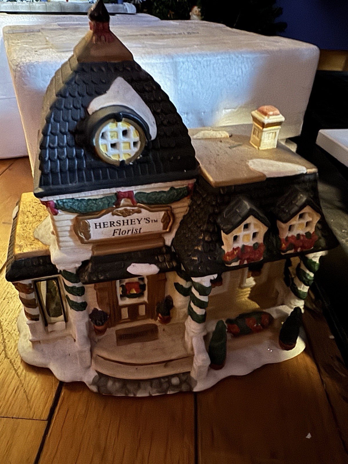 Hershey’s Holiday Village Florist Shoppe 2001 w/ Light, Christmas