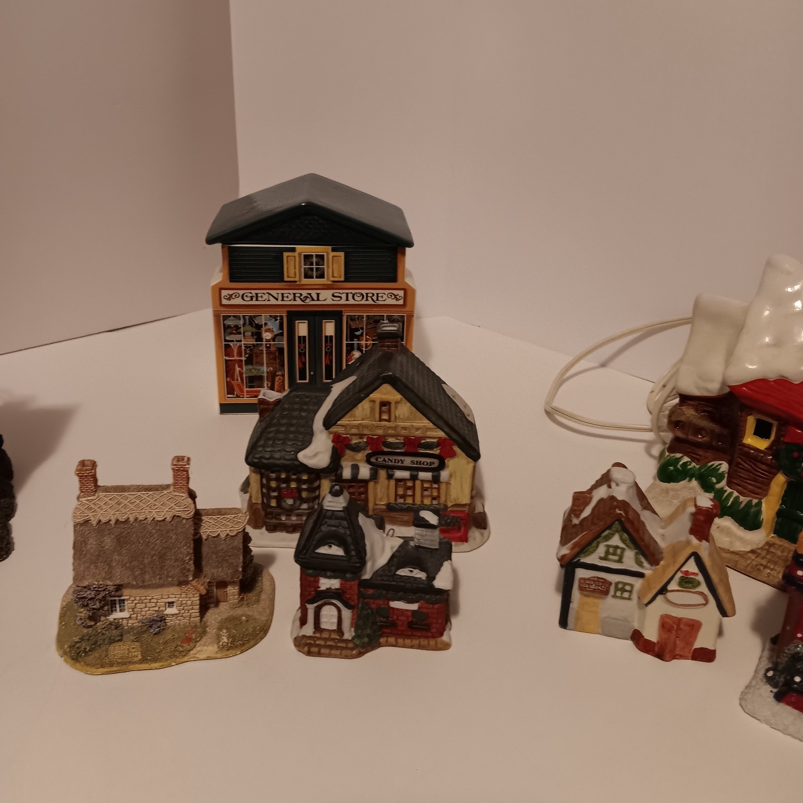 Lot of Christmas Decoration Mini Houses, 2 light up, See Photos