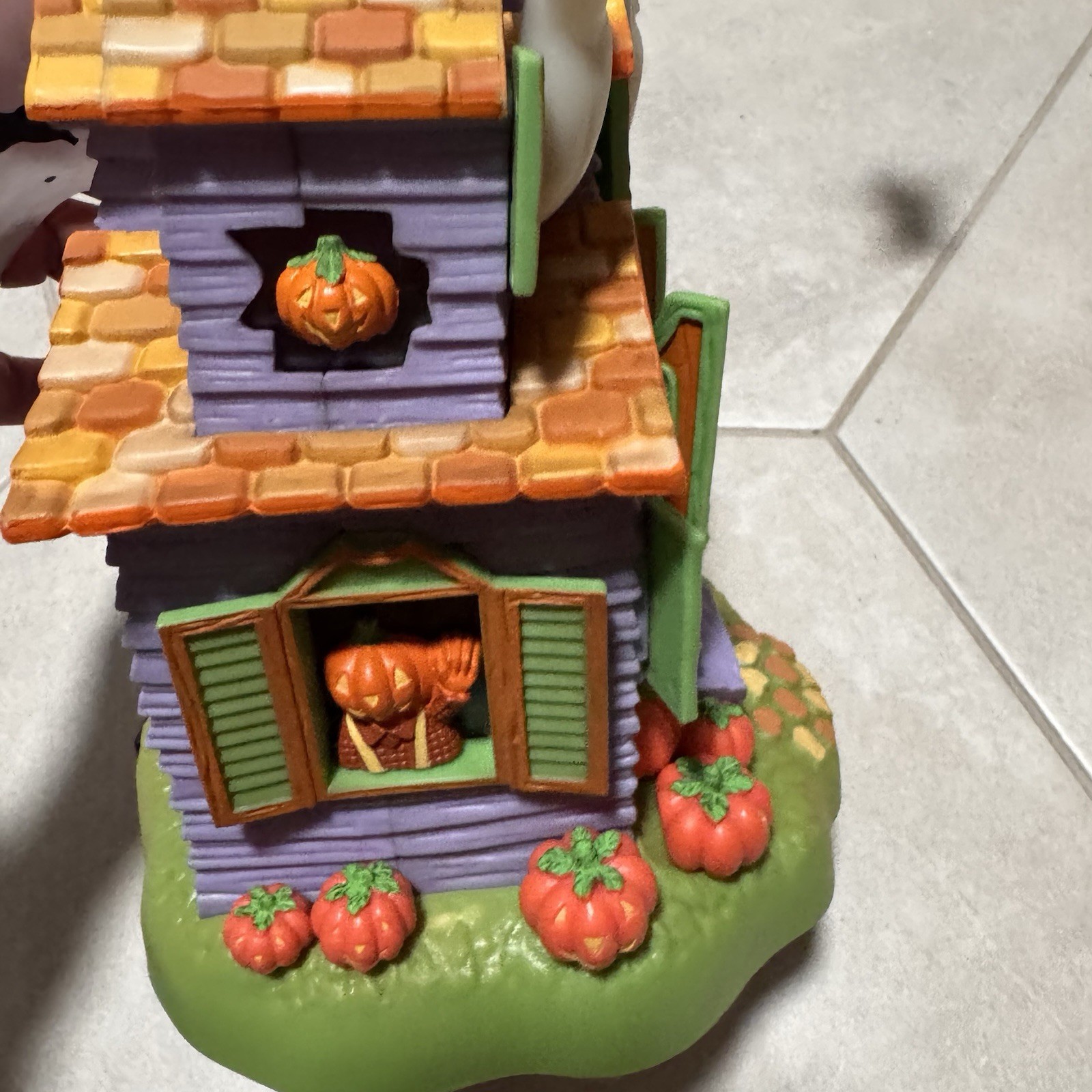 Halloween Haunted House “Boo Drop Inn” Village Motion Lights Sound Boxed