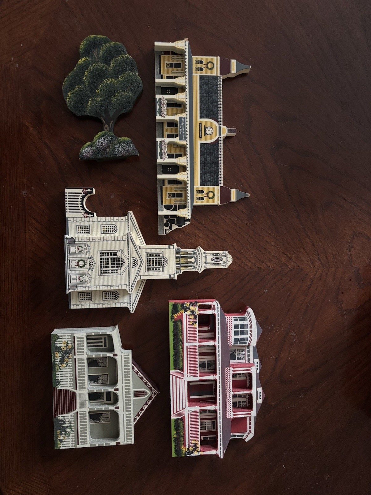 Shelia’s collectible houses, set of 5