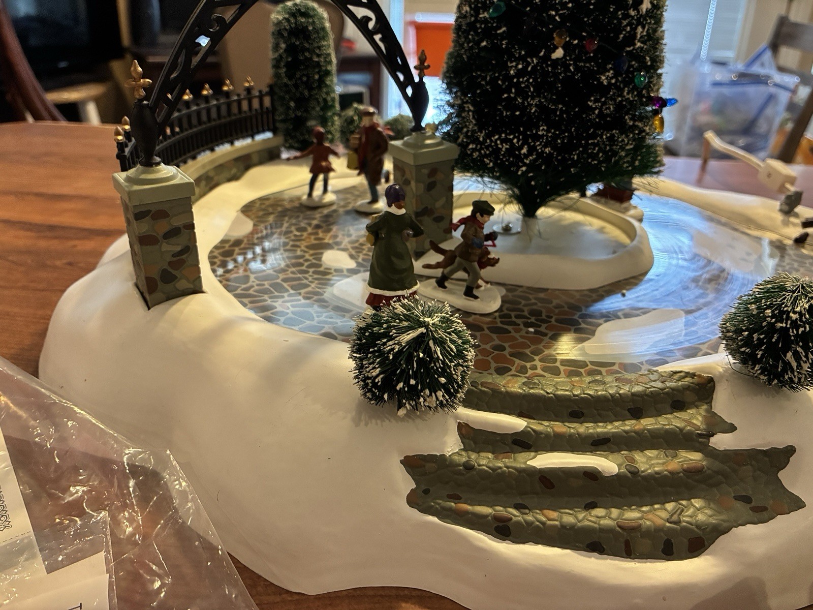 DEPT 56 ALL AROUND THE PARK 52477 ANIMATED CHRISTMAS ACC. 1 figure missing works